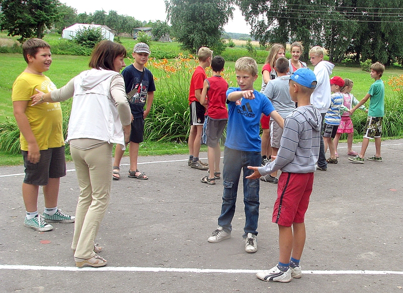 Pēc saspringtām prāta spēlēm nometnes dalībnieki līdz ar tās organizatori Ingu Bernāti iesaistījās jautrās rotaļās.
Autors: Foto – Vilnis Auzāns