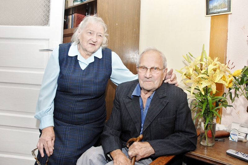 Minkēviču pāris – Imants priekšroku dod filmām par karu, taču viņa sievai Inai gan tādas nepatīk. Gaumes atšķiras, bet mīlestība vieno.
Autors: Ivars Bogdanovs