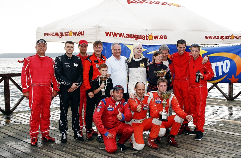 Pasaules čempionāta pirmais trijnieks. Trešajā vietā «Balt Yacht» komanda – Atis Slakteris (stāv no kreisās), Bartolomejs Maršaleks, Uvis Slakteris un Staņislavs Kurcenovskis. 

Autors: no A. Slaktera albuma.