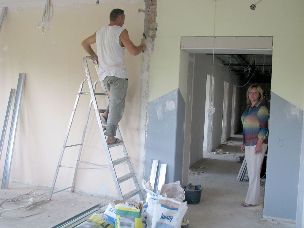 Bauskas mūzikas skolas direktore Anita Velmunska pārliecināta, ka uzņēmums «Garlics» līdz septembrim visus remontdarbus paveiks. To sola arī darbu vadītājs Aleksandrs Saharovs. 
Autors: Vilnis Auzāns