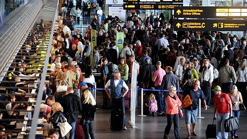 
Starptautiskās ilgtermiņa migrācijas rezultātā iedzīvotāju skaits Latvijā pagājušajā gadā ir samazinājies par 11,9 tūkstošiem.
Autors: LETA