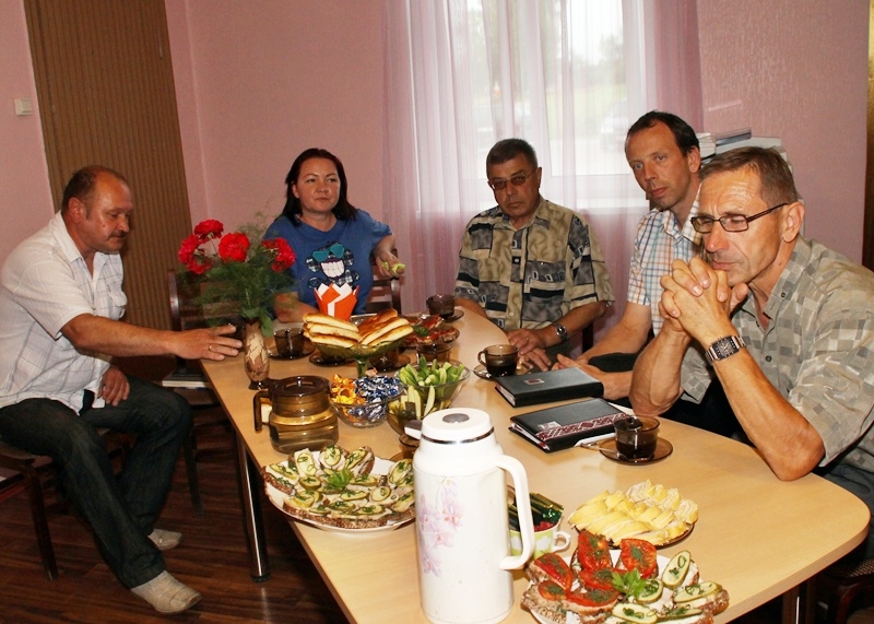 Stelpes pagasta pārvaldē darba aktualitātes pārspriež Vecumnieku novada domes priekšsēdētājs Rihards Melgailis (no labās), priekšsēdētāja vietnieks Jānis Kovals, Stelpes pagasta pārvaldnieks Elmārs Jukonis, bāriņtiesas locekle Kristīne Rulle un Valles pašvaldības aģentūras vadītājs Ziedonis Jankužs.
Autors: Uldis Varnevičs