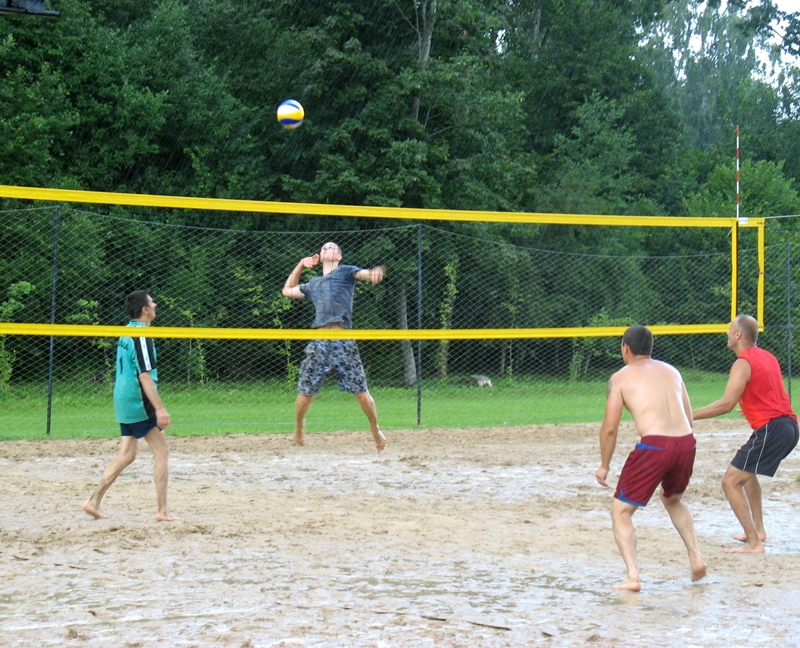 Spītējot spēcīgajam lietum, Mārtiņš Gorškovs cenšas izdarīt sitienu pret turnīra uzvarētājpāri – Nauri Artimoviču un Oļegu Arsentjevu. Pirmās vietas ieguvēji spēli uzvarēja ar 2:0.
Autors: Zane Gorškova