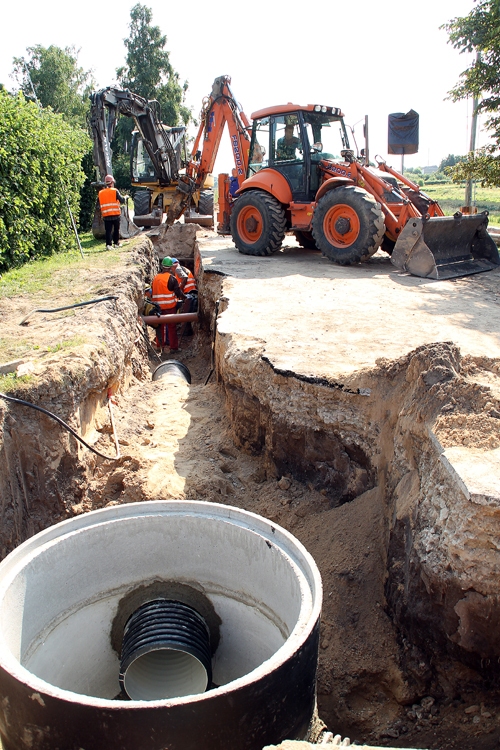 Bauskā, Pionieru un Krasta ielā, lietusūdens uz Mūsu tecēs pa cauruli pusmetra diametrā.
Autors: Foto – Uldis Varnevičs