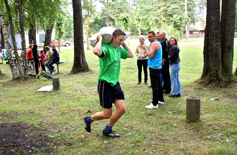 Artūrs Markevičs paspēja ne tikai piedalīties graudu maisa nešanā, bet arī uzspēlēt futbolu. 
Autors: Uldis Varnevičs
