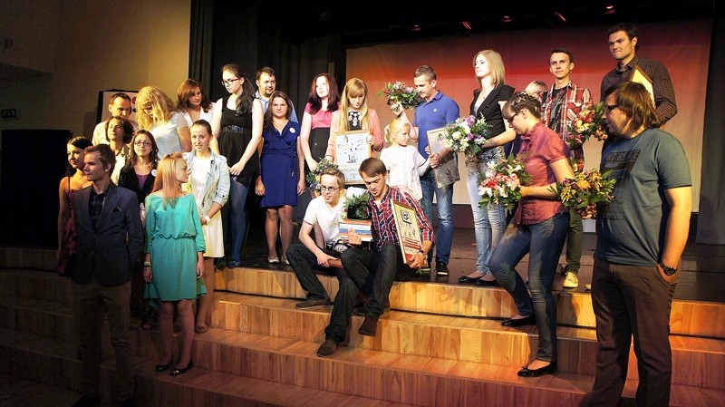 Festivāla noslēgumā fotografējās tie, kuri bija izturējuši līdz beigām. Vidū sēž uzvarētājs fotogrāfiju grupā Jānis Voitkuns (baltajā krekliņā) un skatītāju vislielākās simpātijas izpelnījies Kaspars Krauze (rūtainajā kreklā). 
Autors: R. Krauze