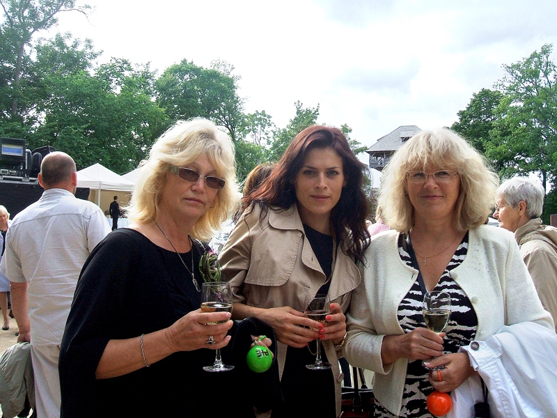 Bibliotekāru svētkos: no kreisās – Bauskas bērnu bibliotēkas vadītāja Sarmīte Freimane un bibliotekāre Kristīne Čakāne; Īslīces pagasta Rītausmu bibliotēkas bibliotekāre Ingrīda Simsone. 
Autors: no Bauskas bērnu bibliotēkas arhīva