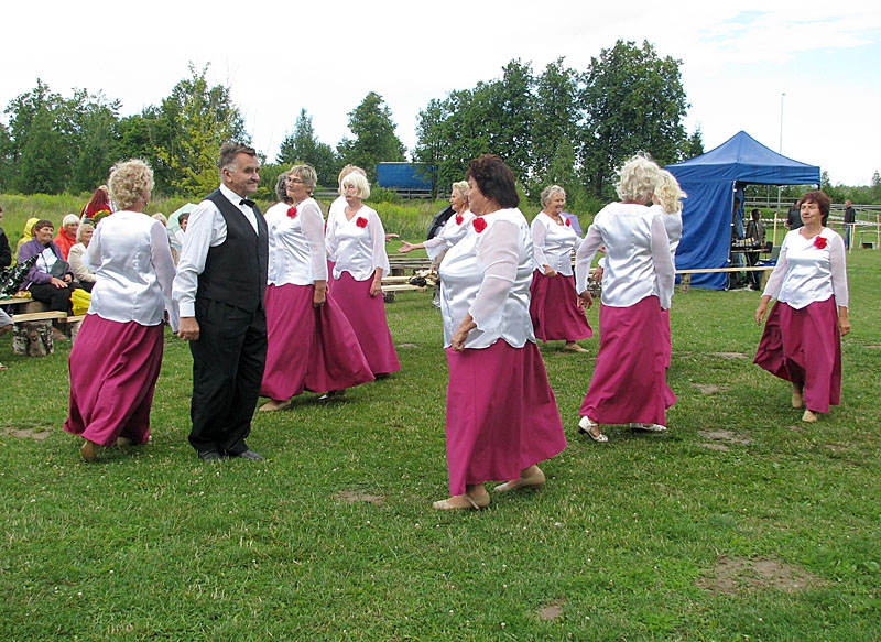 Svētkos Ceraukstē bija ieradušies draugi no Auces novada – senioru deju kopa «Randiņš». 
Autors: Vilnis Auzāns