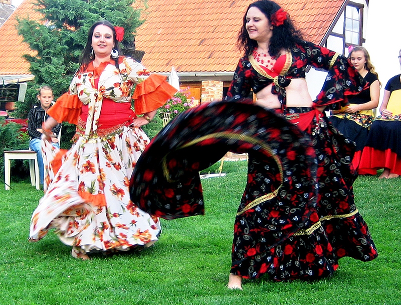 «Mantigras» dejotājas Sandra Šarme (no kreisās) un Ineta Seile 
demonstrēja čigānu kvēlās dejas. 
Autors: Foto – S. Ikerte
