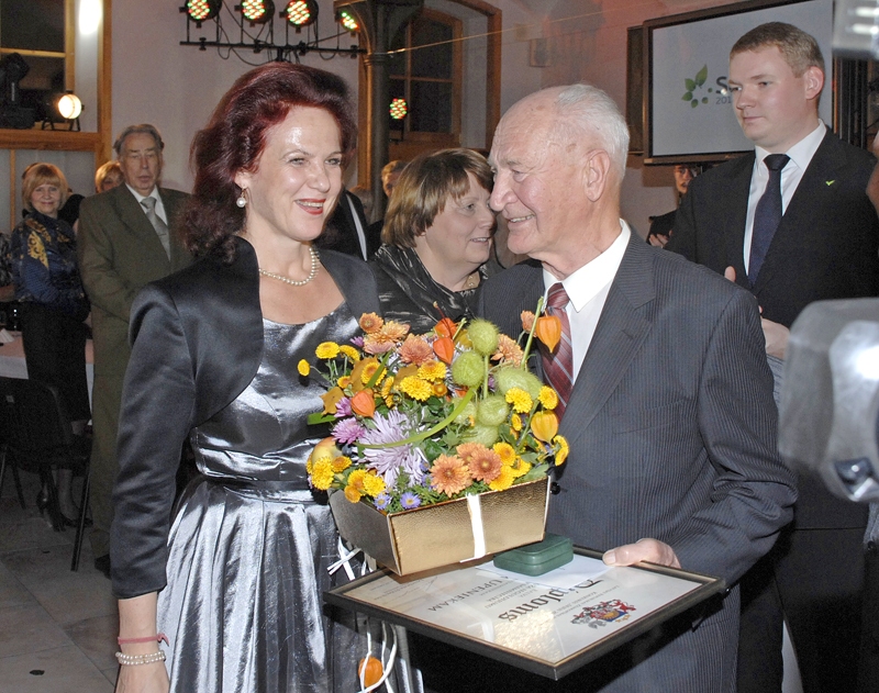 Pagājušajā gadā balvu par mūža ieguldījumu lauksaimniecībā saņēma bijušais baušķenieks Andris Upenieks. Attēlā – A. Upenieks 2012. gada 19. oktobrī sveikšanas ceremonijā kopā ar Saeimas priekšsēdētāju Solvitu Āboltiņu.

Autors: Ivars Bogdanovs