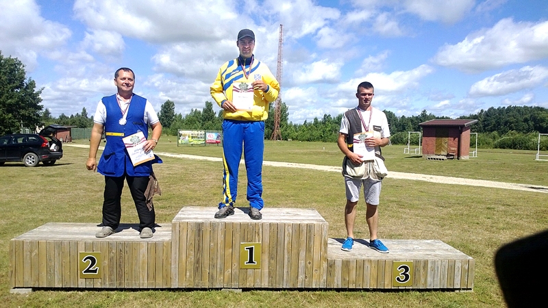 Latvijas čempionāta apaļajā stendā goda pjedestāls: 1. Dainis Upelnieks, 2. Vadims Basovs un 3. Kaspars Avens.
Autors: no D. Upelnieka albuma