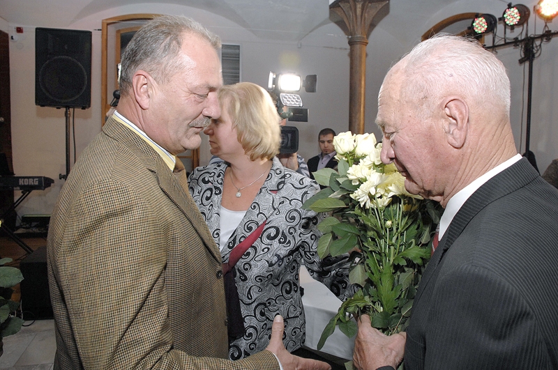 Andris Upenieks, bijušais baušķenieks, saņēma balvu par mūža ieguldījumu lauksaimniecībā pagājušajā gadā. Attēlā – A. Upenieks 2012. gada 19. oktobrī sveikšanas ceremonijā kopā ar dēlu Aivaru Upenieku.
Autors: Foto – Ivars Bogdanovs