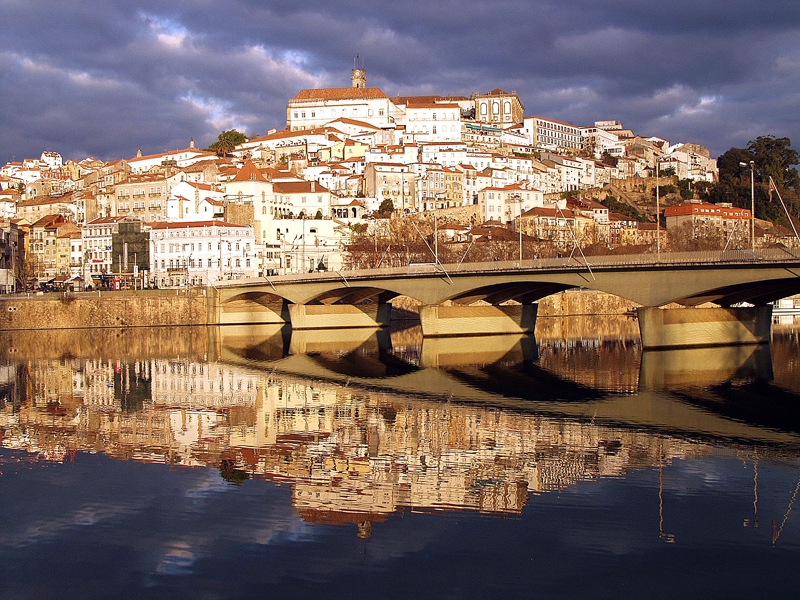 Koimbras pilsētas panorāma ar universitātes ēku kalnā.
Autors: no best.uc.pt
