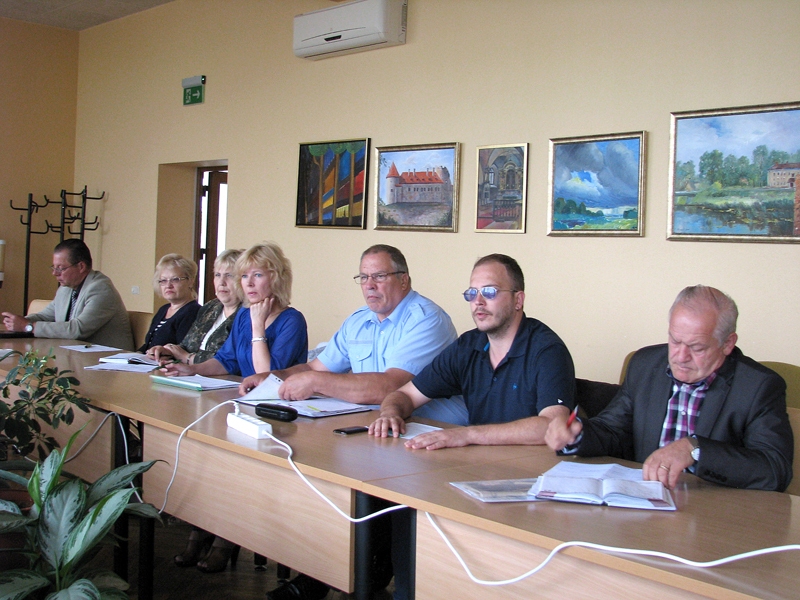 Bauskas novada svētku organizācijas darba grupas sanāksmes notiek ik pirmdienu novada domes sēžu zālē. 
Autors: Vilnis Auzāns