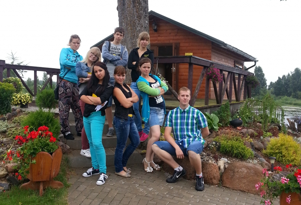 Bauskas un Rundāles novada skolēni, Biznesa vasaras skolas dalībnieki: Lauris Ziemelis (pirmajā rindā no labās), Aivita Moroza, Dina Briede, Karolīna Dievaite, Zane Zentele (otrajā rindā no labās), Uldis Urtāns, Kristiāna Paula Lībiete un Ieva Dumbrovska.

Autors: no albuma.