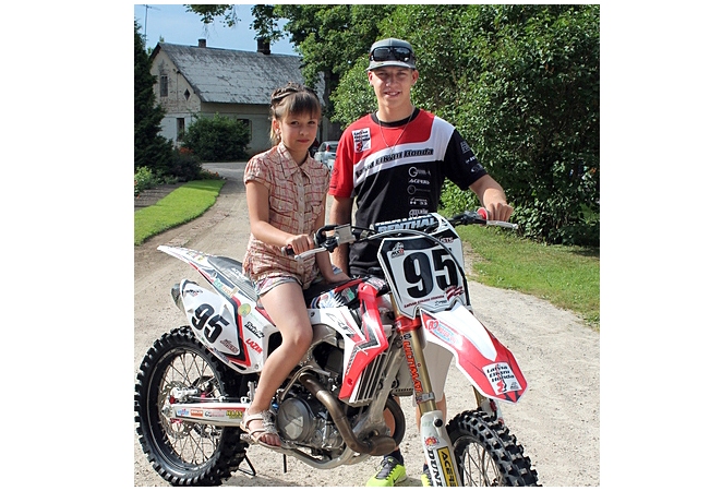 Motobraucējs Augusts Justs šomēnes bija gan «Bauskas zemgaļi» šautuvē, gan tikās ar Bauskas novada bērniem nometnē Jaunsaulē.
Autors: no A. Justa albuma