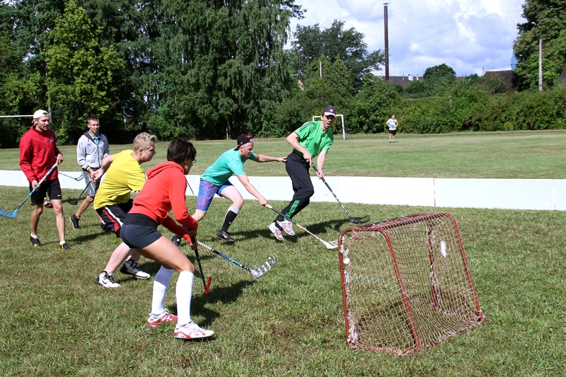 Jānis Kovals (no labās) piespēlē bumbiņu Ilzei Valainei (pie vārtiem). 
Autors: Foto – Uldis Varnevičs