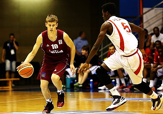 Dāvis Geks (10. numurs) ir viens no Latvijas U18 izlases balstiem. 
Autors: Foto no mājaslapas u18men.fibaeurope.com.