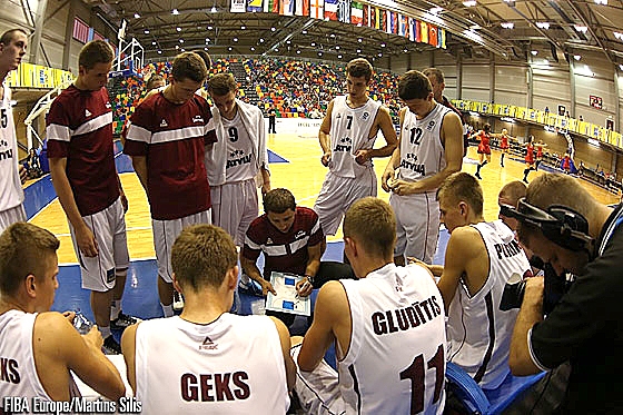 Nikolajs Mazurs (vidū) savu komandu jau izvedis ceturtdaļfinālā. 
Autors: no u18men.fibaeurope.com