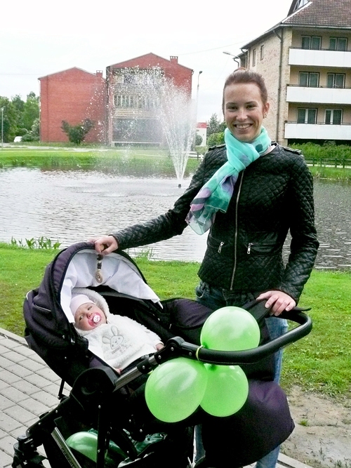 Ilze Jēkabsone ar mazo Samantu «Lielās ratu pastaigas» laikā. 
Autors: Lauma Ieveniece