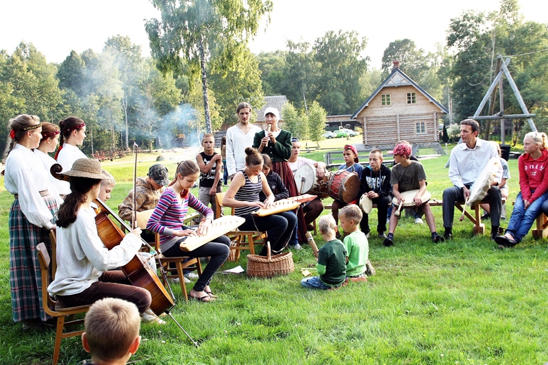 Folkloras kopas «Pērlis» uzstāšanos kuplināja arī nometnes «Novadnieks» dalībnieki.
Autors: Foto – Uldis Varnevičs