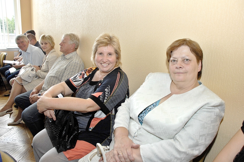 PAGASTU VADĪTĀJAS – Vecsaules pagasta pārvaldniece Laimdota Kolberga (no labās) un Dāviņu pagasta pārvaldniece Līvija Šarķe – cer, ka mākslinieki konkursam iesniegs interesantus, oriģinālus ģerboņu skiču projektus.
Autors: Foto – Ivars Bogdanovs