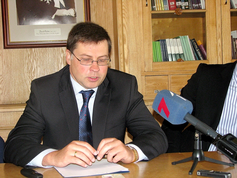 Ministru prezidents Valdis Dombrovskis: «Lai uzlabotu ceļu būves kvalitāti, ir jāmaina «ceļiniekiem» uzstādāmās darbu prasības, kā arī veicamo darbu specifikācija.»
Autors: Foto – Vilnis Auzāns