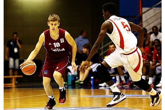 Dāvis Geks (10. numurs) ir viens no Latvijas U18 izlases balstiem. 
Autors: no u18men.fibaeurope.com