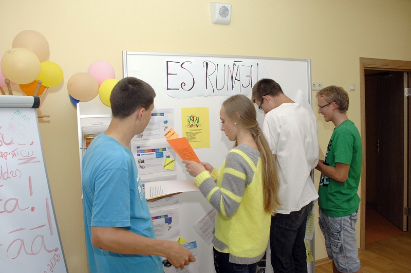 Tikšanās jauniešu informācijas punktā Saulainē, kuras gaitā tika dots nosaukums šim punktam un pieņemts lēmums dibināt Saulaines jauniešu biedrību.
Autors: Ivars Bogdanovs