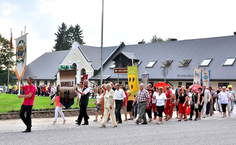 «Ēdamo» pagastu saieta dalībnieki pulcējās pie Bārbeles tautas nama, lai katrs aiz sava karoga kopīgi dotos uz parku.
Autors: Žanna Zālīte