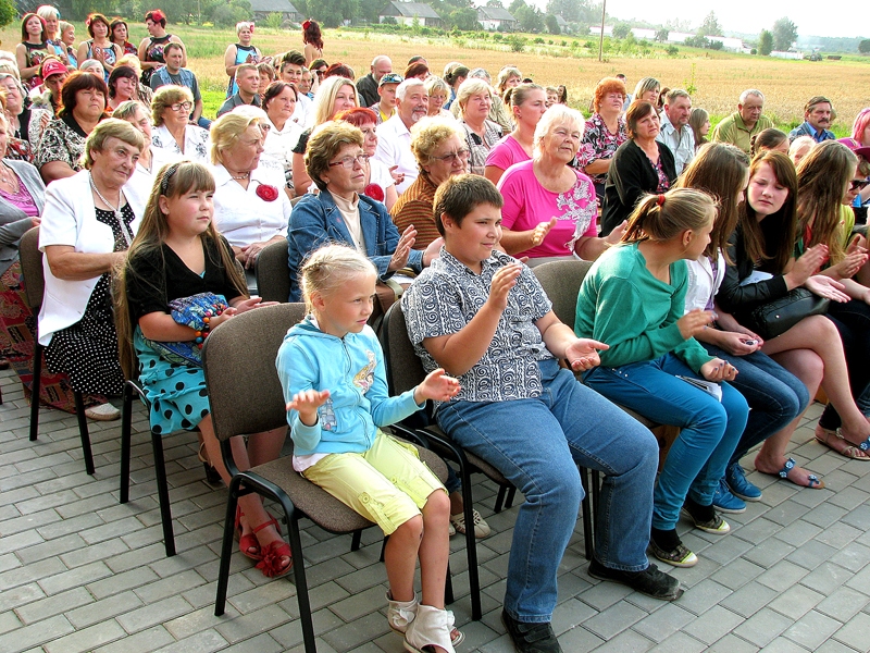 Skatītāji Vecsaulē māksliniekiem nežēloja aplausus. 
Autors: Vilnis Auzāns