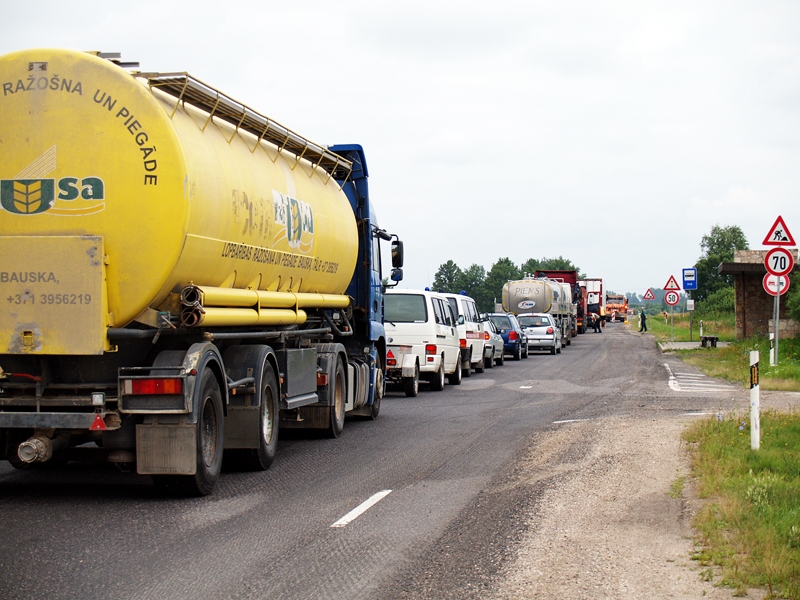 Remontē A7. Pirmajā nedēļā nofrēzēta virskārta un uzklāts izlīdzinošais asfaltējums posmā no Iecavas līdz Zorģiem. 
Autors: Madara Ērgle