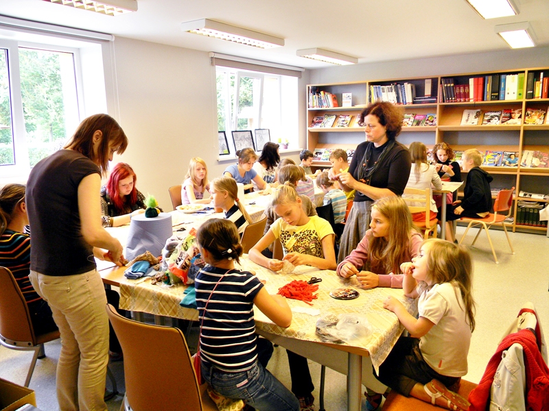Leļļu gatavošanu bērniem ierāda Inguna Radziņa (no kreisās) un Vineta Lamberte.

Autors: Foto no bibliotēkas arhīva.