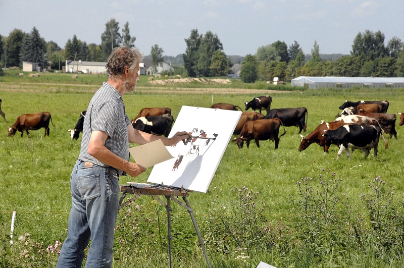 Juris Ģērmanis, plenēra «Bauskas vasara» dalībnieks, glezno Codē – Ingas Celmas zemnieku saimniecībā.
Autors: Foto – Ivars Bogdanovs