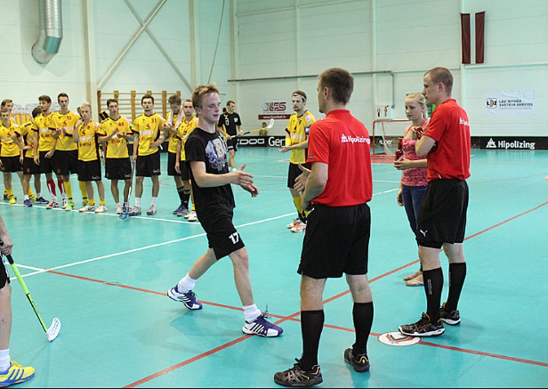 Pēc pusfināla mača Dinārs Vaitaitis, iegūstot balvu kā mača labākais spēlētājs.
Autors: Lauma Ieveniece