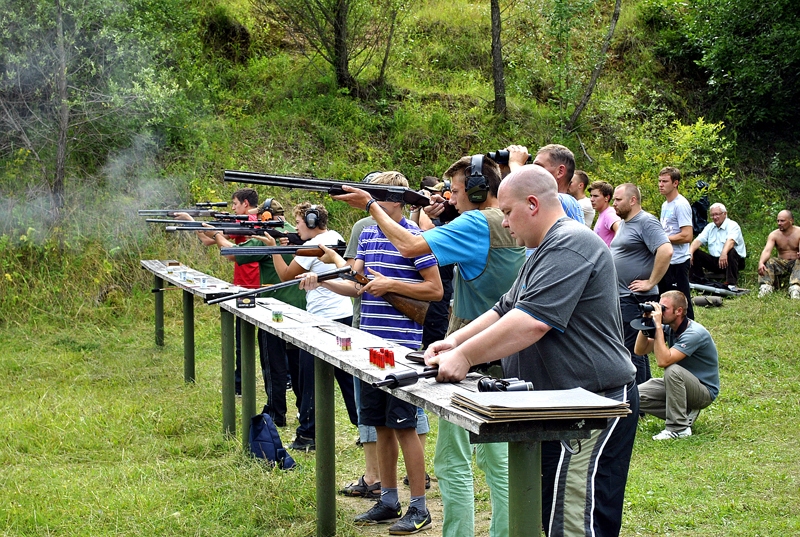 Mednieki cenšas sašaut visvairāk punktu stāvoša mērķa stendā.
Autors: Foto – Māris Krūmiņš