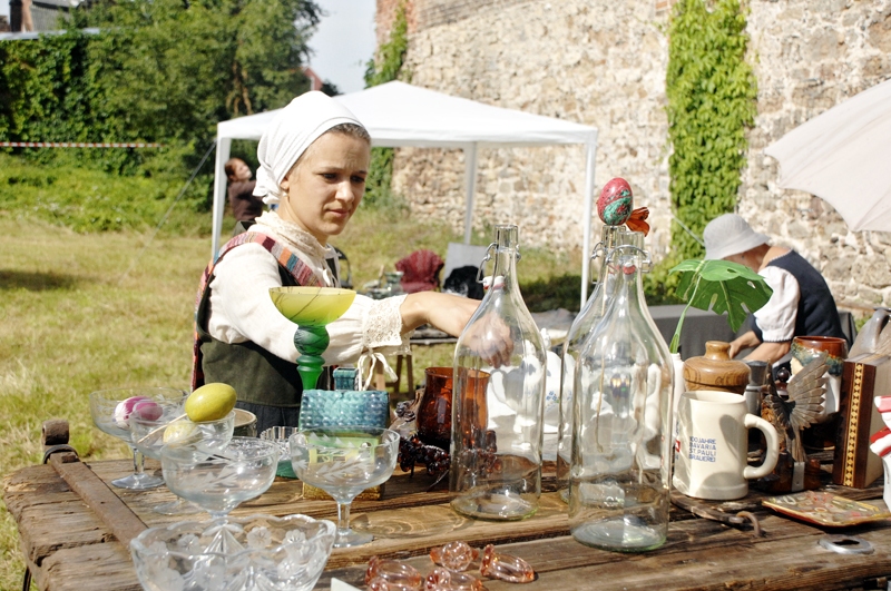 Biedrības «Bauskas vecpilsēta» vadītāja Ieva Bronko-Pastore tirgojas pērn iekārtotajā Murzas ziedojumu tirdziņā.

Autors: no «Bauskas Dzīves» arhīva.