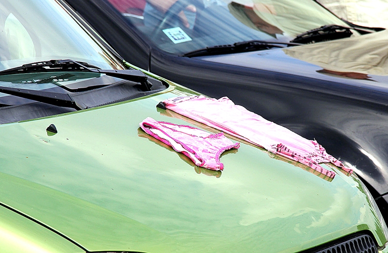 Motobraucēju un viņu līdzjutēju sadzīves mirklis no sacīkšu dienām Stelpē.
Autors: Foto – Artūrs Enkurs