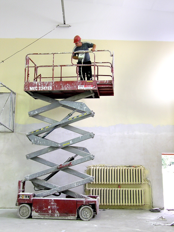 Vecumnieku vidusskolā notiek aktīvi remontdarbi. Skolas sporta zālē mainīta ventilācijas sistēma un veikts kosmētiskais remonts.
Autors: Ivanda Ieveniece