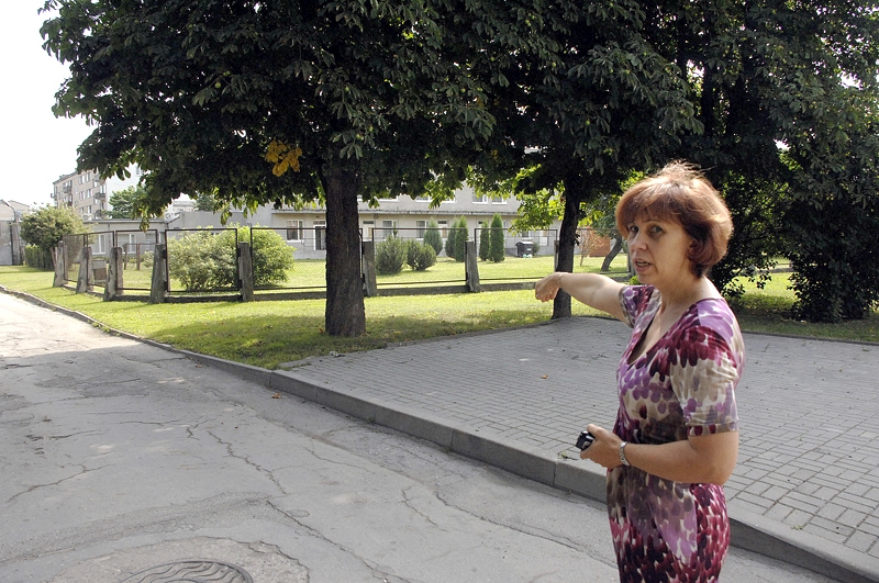 Sandra Drozdovska, SIA «Bauskas slimnīca» finanšu-uzskaites daļas vadītāja, gandarīta, ka zālienā pretī slimnīcas ieejai pašvaldība iecerējusi izbūvēt automašīnu stāvlaukumu.
Autors: Ivars Bogdanovs