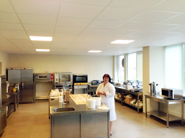 Ināra Škoba, pārtikas tehnoloģe, jaunajā laboratorijā.
Autors: FOTO NO UZŅĒMUMA ARHĪVA.