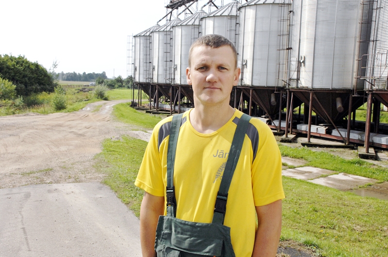 Jānis Rosickis, «Latrapa» graudu pirmapstrādes kompleksa Bauskā vadītājs, stāsta, ka objektā jau notikuši nelieli tehniski uzlabojumi, bet plānota vēl lielāka modernizācija.
Autors: Foto – Ivars Bogdanovs