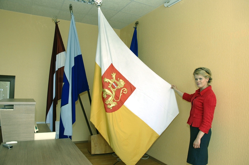 Bauskas novada domes sēžu zālē līdzās Latvijas valsts un Bauskas novada karogiem goda vieta ierādīta arī Bauskas pilsētas standartam. 
Autors: Ivars Bogdanovs