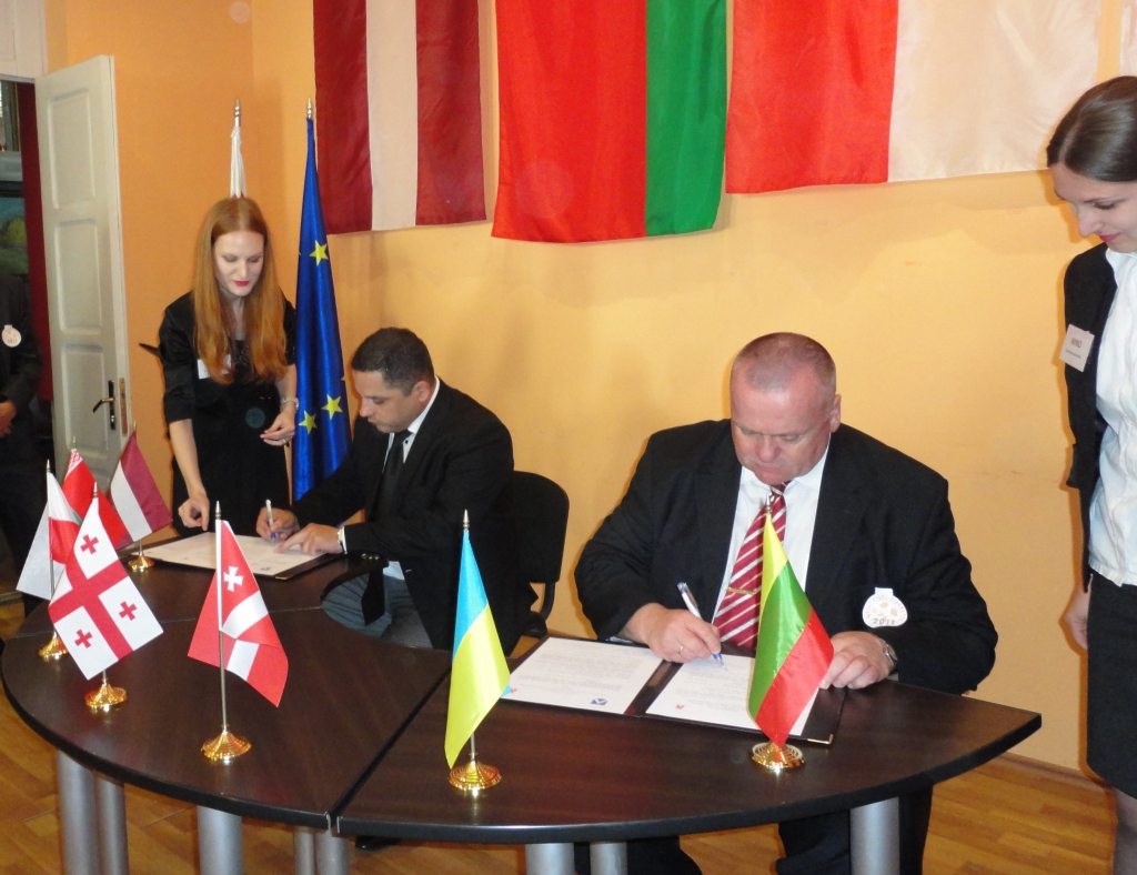 2011.gada 25.septembrī Bauskas novada domes priekšsēdētājs Valdis Veips (no labās) paraksta sadraudzības līgumu ar Hašuri pašvaldību Gruzijā.
Autors: no bauska.lv arhīva.