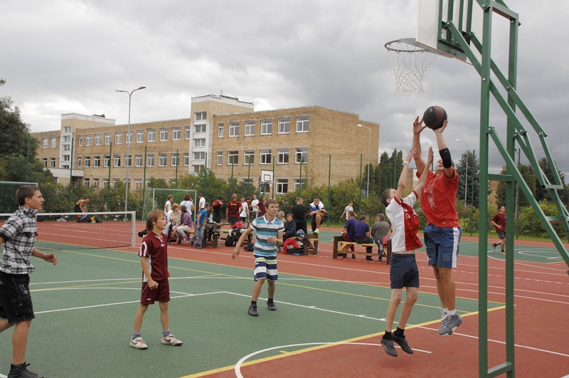Pilsrundāles vidusskolas sporta laukumā sestdien gaidīs Rundāles novada vasaras sporta spēļu dalībniekus. 

Autors: Ivars Bogdanovs