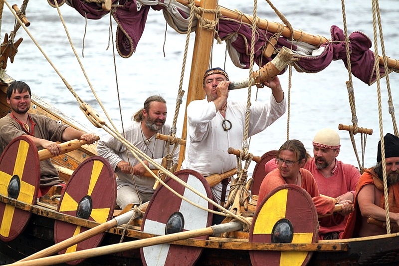 «Pardus» ar vēsturisko cīņu rekonstrukcijas dalībniekiem svētkos Daugmalē.
Autors: Foto no personiskā arhīva.