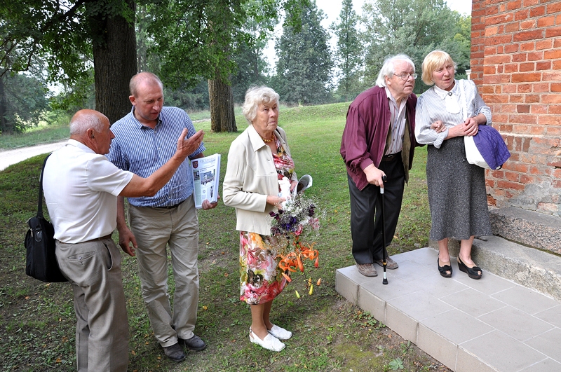 BIJUŠIE VALLIEŠI Harijs (no kreisās) un Vija Jaunzemi no Ķeguma novada priecājas par atkalsatikšanos ar kādreizējo Valles pagasta padomes priekšsēdētāju Arvīdu Zvirbuli (otrais no kreisās). Labdarības koncertu Annas dienā, 26. jūlijā, apmeklēja arī dzejnieks un gleznotājs Jāzeps Osmanis un viņa kaimiņiene Anita Apriķe.
Autors: Foto – Žanna Zālīte