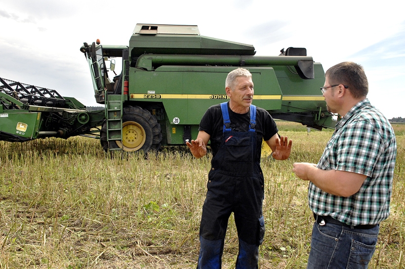 Uzņēmuma «Iecavnieks» speciālisti Intars Galītis (no labās) un Normunds Jaunzemis, novācot pēdējo rapšu lauku, apspriež tālākos pļaujas un rudens sējas plānus.
Autors: Foto – Ivars Bogdanovs