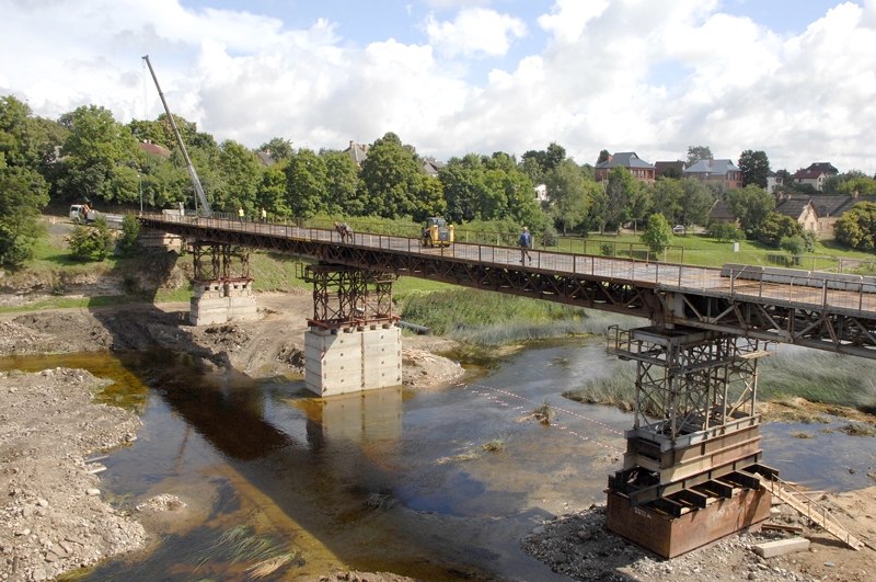 Pagaidu tilta pāri Mūsai būvdarbi rit pilnā sparā. Sākotnēji bija solīts, ka pēc novada svētkiem, 5. augustā, pa to varēs novirzīt satiksmi. 


Autors: Ivars Bogdanovs