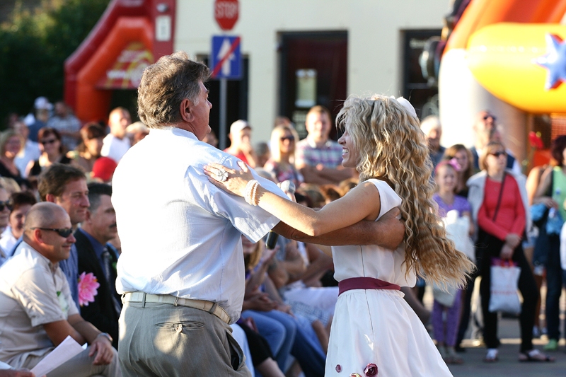 Svētkos Rātslaukumā valdīja gaišs un jautrs noskaņojums. Attēlā - deputāts un Bauskas pamatskolas direktors Jānis Rumba grieza danci ar skolotāju Aiju Dūmiņu.
Autors: Linda Kaufmane